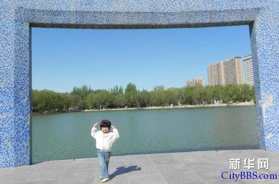 　　第五：呼和浩特 资料图片：5月22日，呼和浩特市一位小朋友在青城公园玩耍。新华社记者 李云平 摄 ...