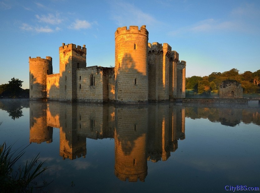 英国博迪亚姆城堡，由爱德华·戴利格瑞治爵士（Sir Edward Dalyngrigge）于14世纪修建。城堡周围是护城河， ...
