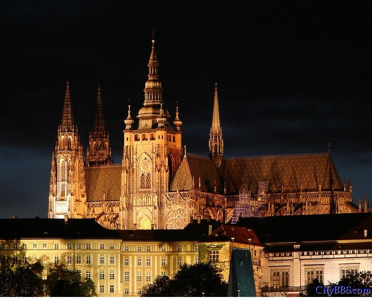 捷克布拉格城堡，占地7万平方米，是世界上最大古城堡的吉尼斯世界纪录保持者。 ...