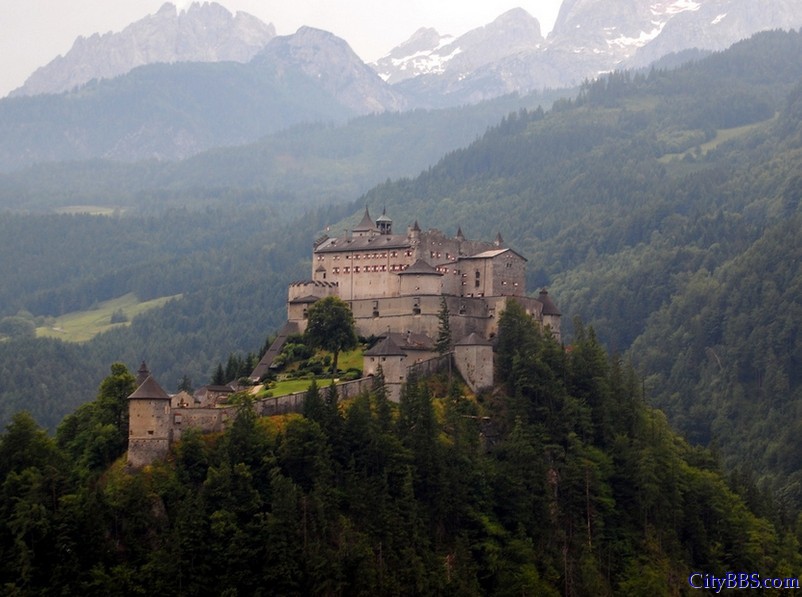 奥地利霍亨维尔芬堡，这座11世纪的城堡四周被贝希特斯加登阿尔卑斯山和博格山脉环绕。它曾是电影《新婚告急 ...