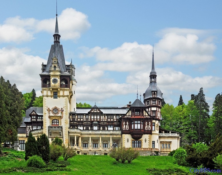罗马尼亚派勒斯城堡，这座位于喀尔巴阡山脉的新文艺复兴式的建筑建于1873至1914年间。 ...