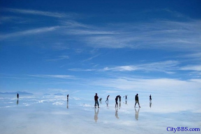 天空之镜：最接近天堂的地方 玻利维亚的乌尤尼盐沼（Uyuni Salt Flat）