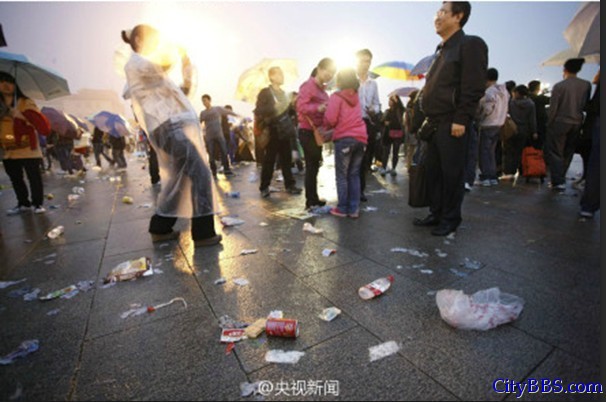 国庆节天安门广场升旗看客扔五吨垃圾掀爱国大讨论