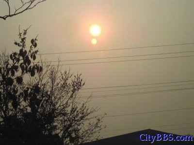 雾霾致南京天空出现一大一小两个“太阳”