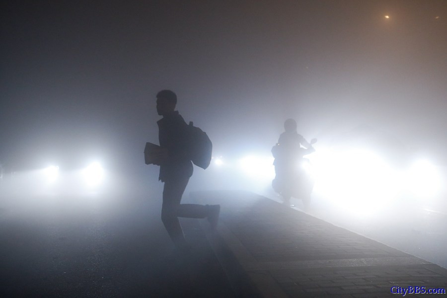 上海夜晚雾霾加重PM2.5数值接近500 魔都变雾都