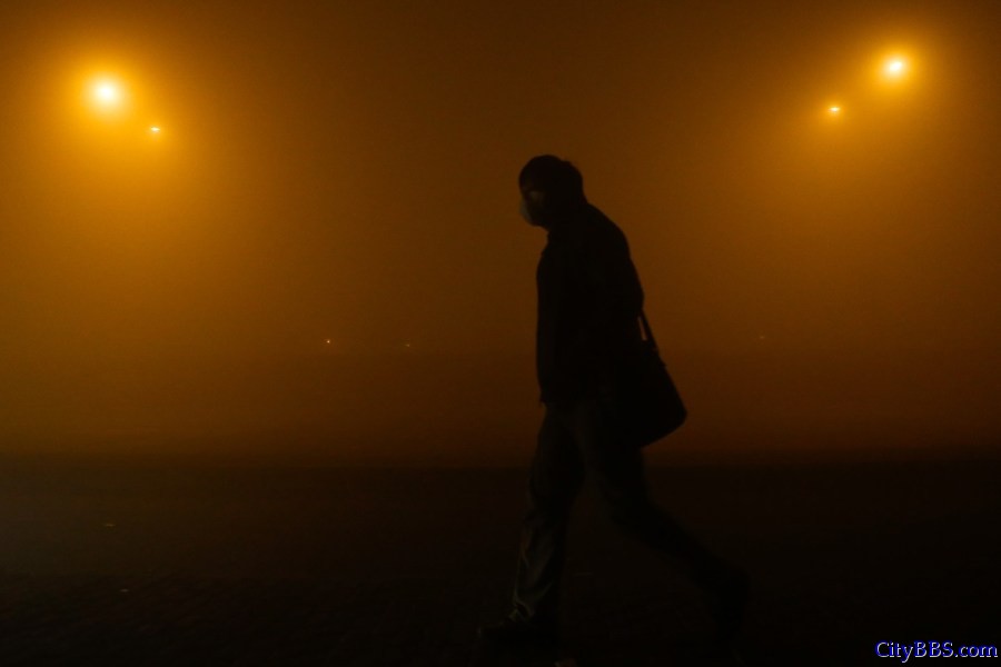 上海夜晚雾霾加重PM2.5数值接近500 魔都变雾都