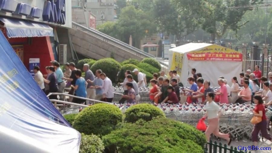 两名外国人Jonathan Meador和Jonathon Lim从14楼高层阳台拍摄了上海一家超市门口大批老人开门后蜂拥挤进超 ...