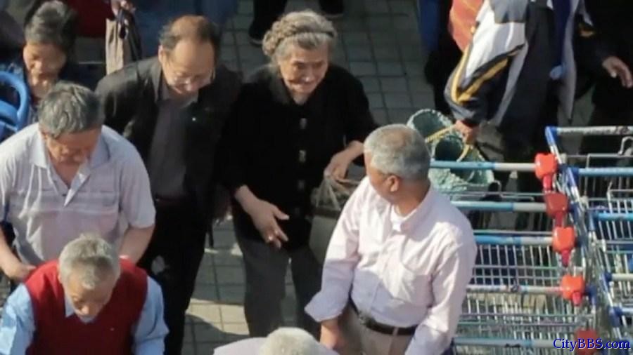两名外国人Jonathan Meador和Jonathon Lim从14楼高层阳台拍摄了上海一家超市门口大批老人开门后蜂拥挤进超 ...