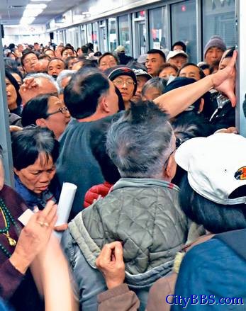 加国华人争领中国养老金 场面失控警方驱散