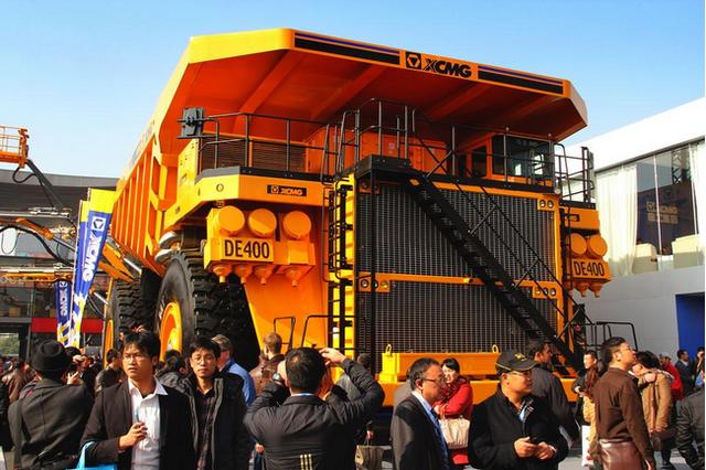 中国生产的世界上最大采矿自卸汽车.jpg