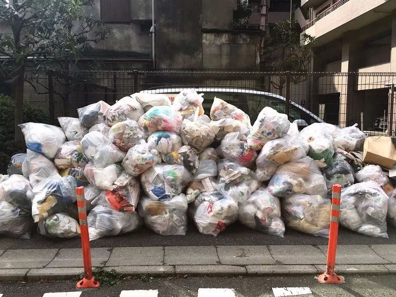 东京街头的可燃垃圾回收点.jpg
