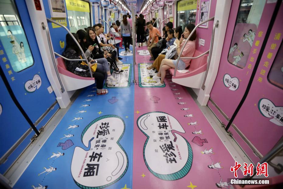 单身男女走进南京地铁车厢 相亲快闪共度5205.jpg