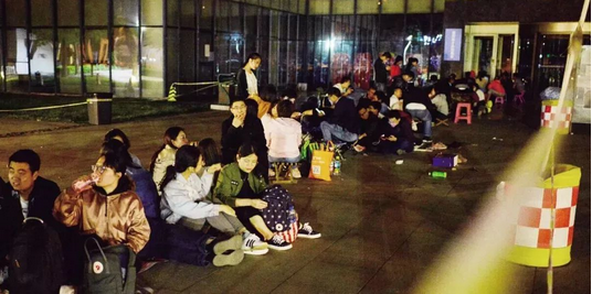 5月23日，天津市河西区行政许可服务中心，人们自发集中在门外排队等待落户 ...