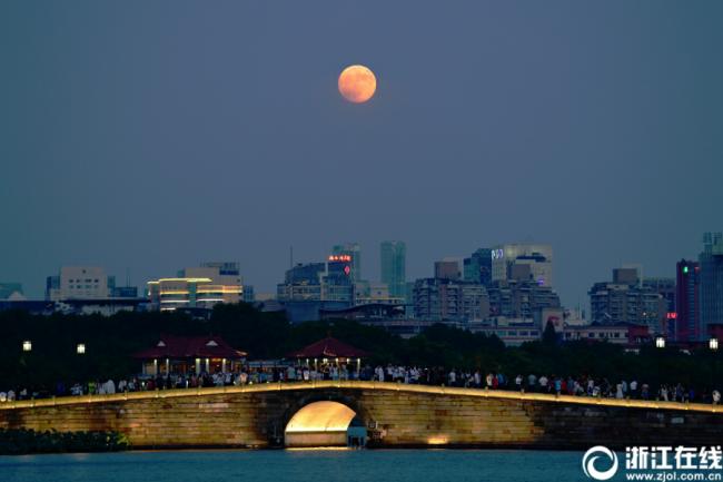 一轮红月出现在杭州西湖上空