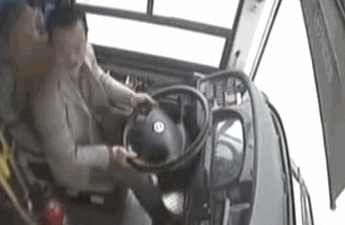 重庆公交坠江原因：乘客司机互殴致车辆失控