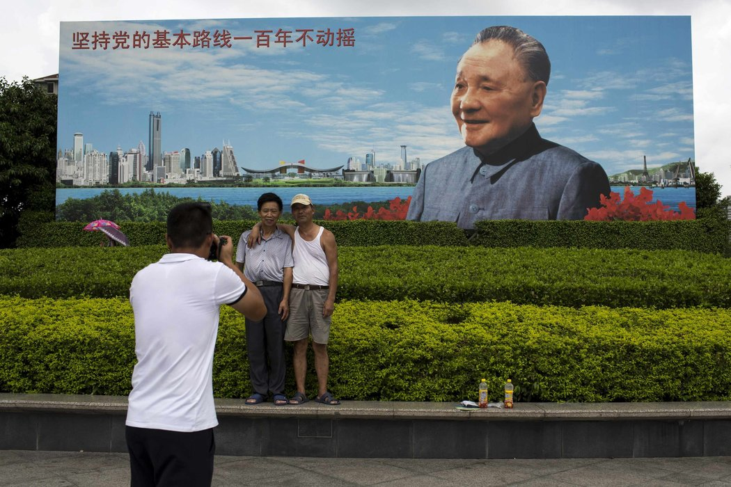 时至今日，位于深圳的一副邓小平海报仍吸引着游客