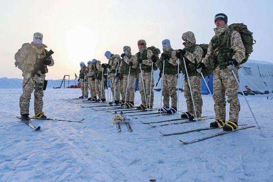 图为俄军部队在北极地区进行训练