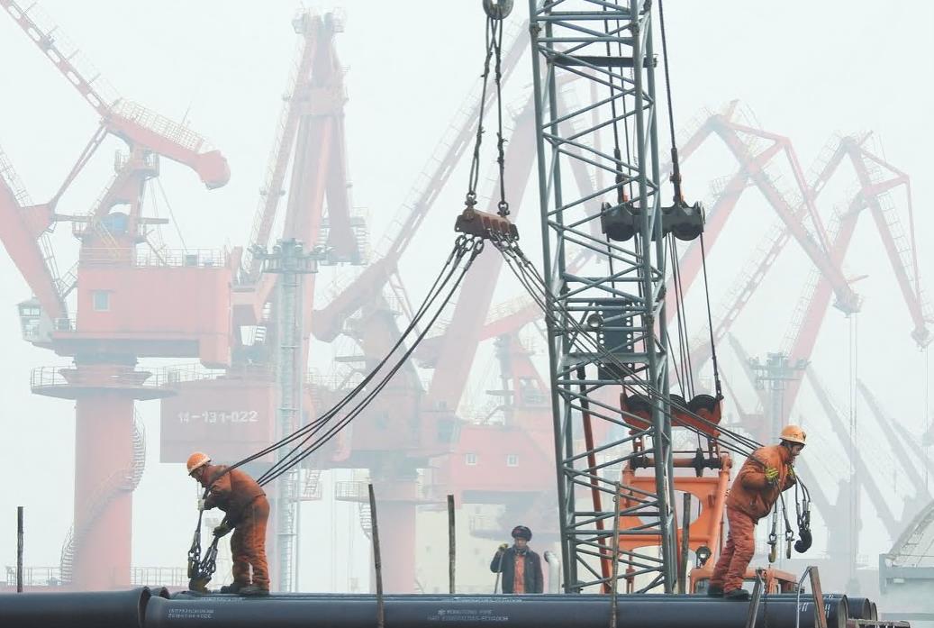 工人们准备将管道装到中国连云港港口的船上.jpg