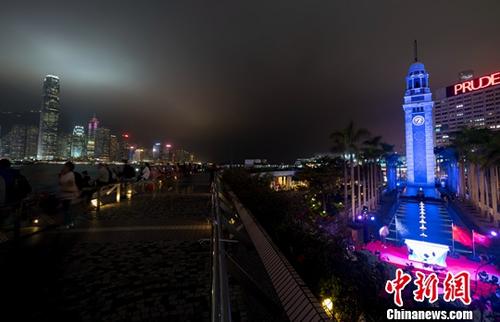 香港尖沙咀蓝色钟楼与维多利亚港