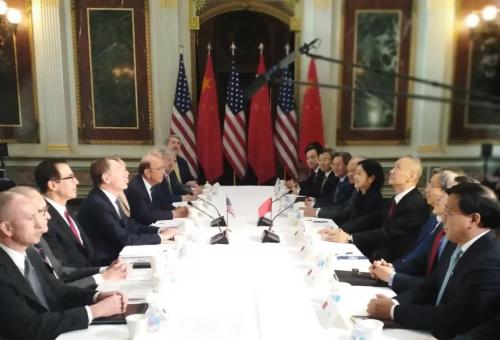 中美经贸高级别磋商华盛顿开幕会场气氛轻松 