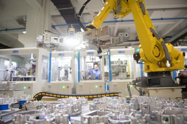在浙江省绍兴市上虞区，智能机器人在卧龙电气新能源汽车装配车间工作。