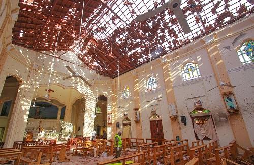 斯里兰卡21日发生连环爆炸袭击，位于尼甘布的一座教堂屋顶被炸烂，内部一片狼藉。 ...