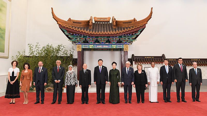 习近平和彭丽媛欢迎出席亚洲文明对话大会的外方领导人