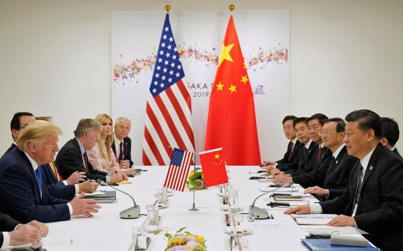 美国总统特朗普（左一）和中国国家主席习近平（右一）率领高级官员在大阪举行会谈 ...