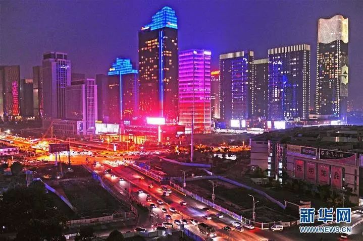 义乌市一处繁华的城市商业综合体夜景.jpg
