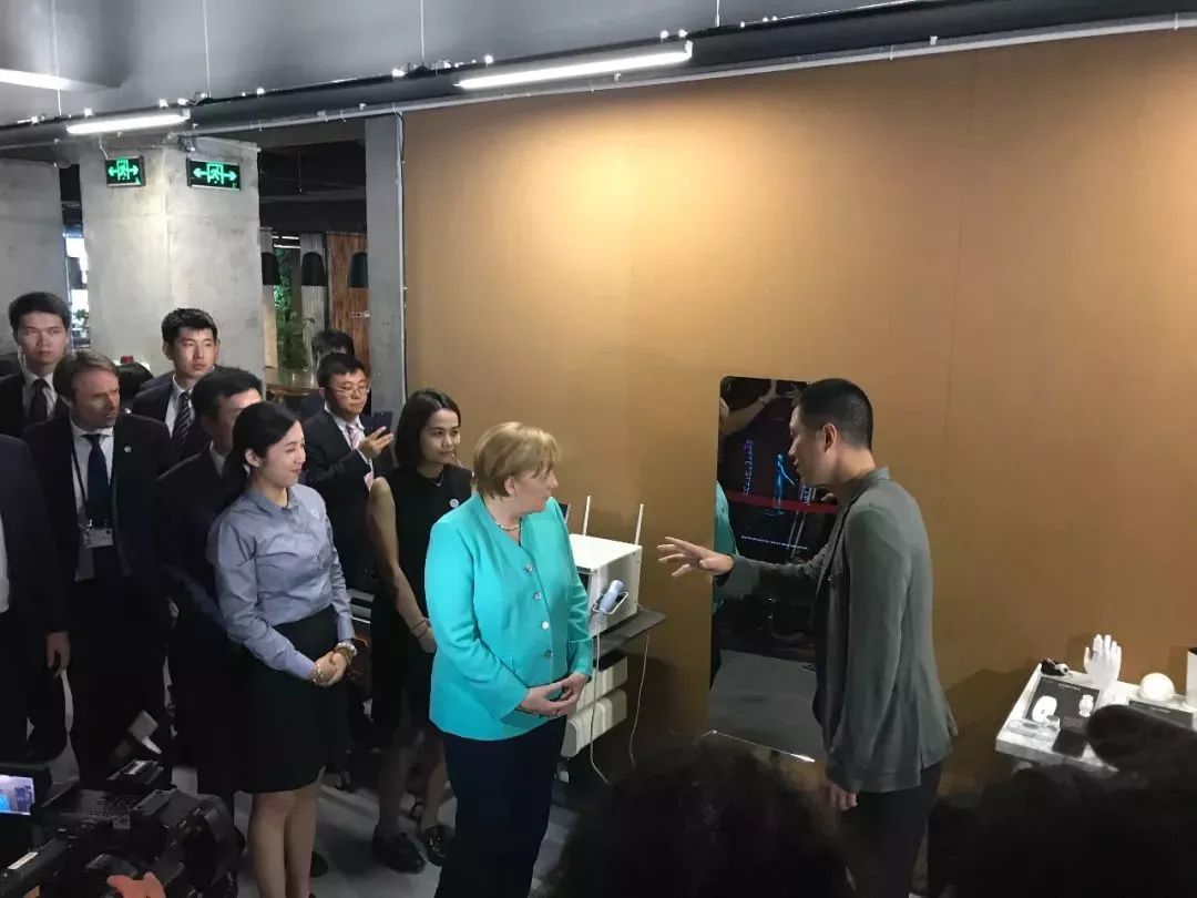 默克尔在深圳一家科技公司体验智能人体镜子