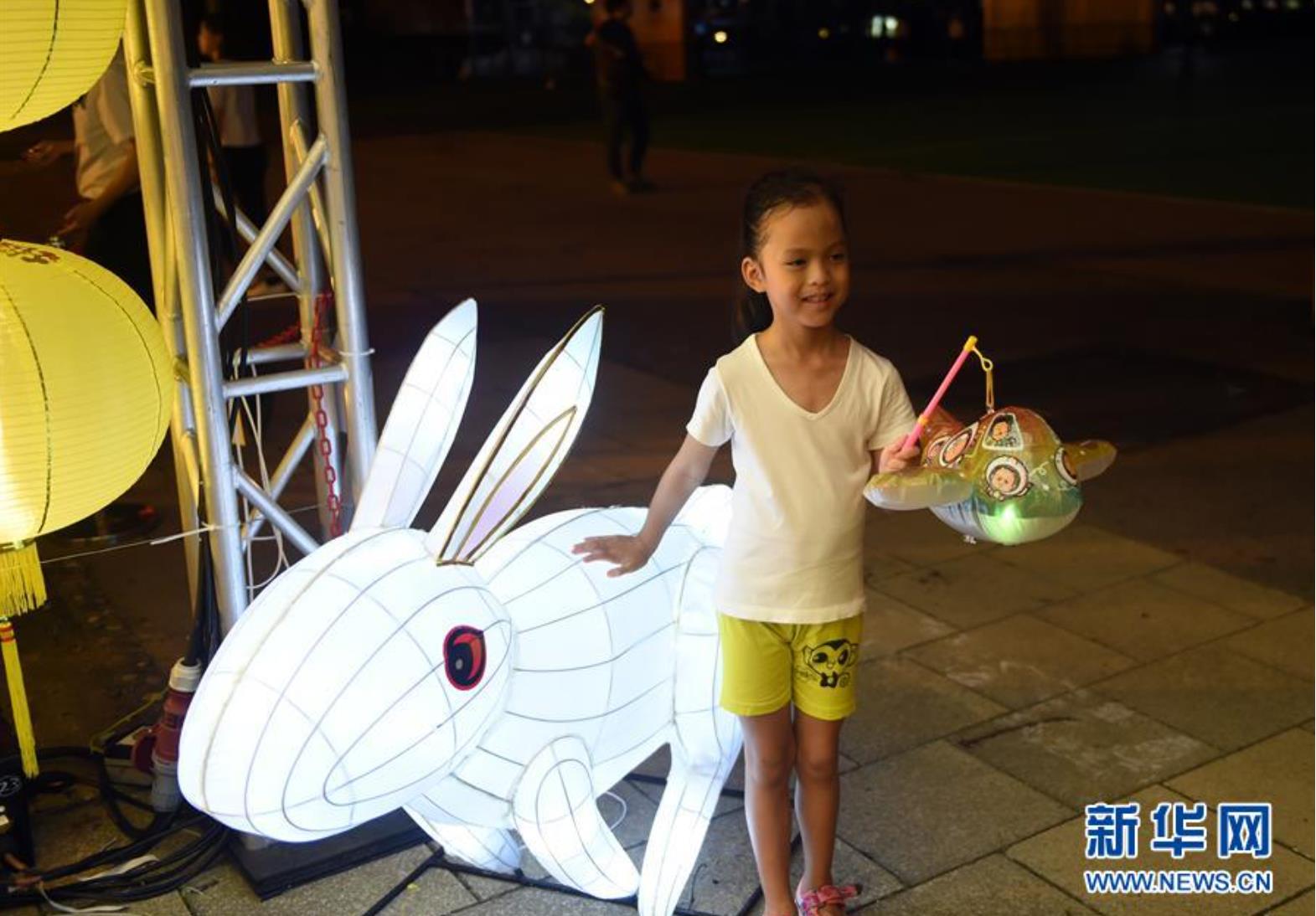 9月11日，在香港维多利亚公园中秋彩灯会上，小朋友与动物造型彩灯合影