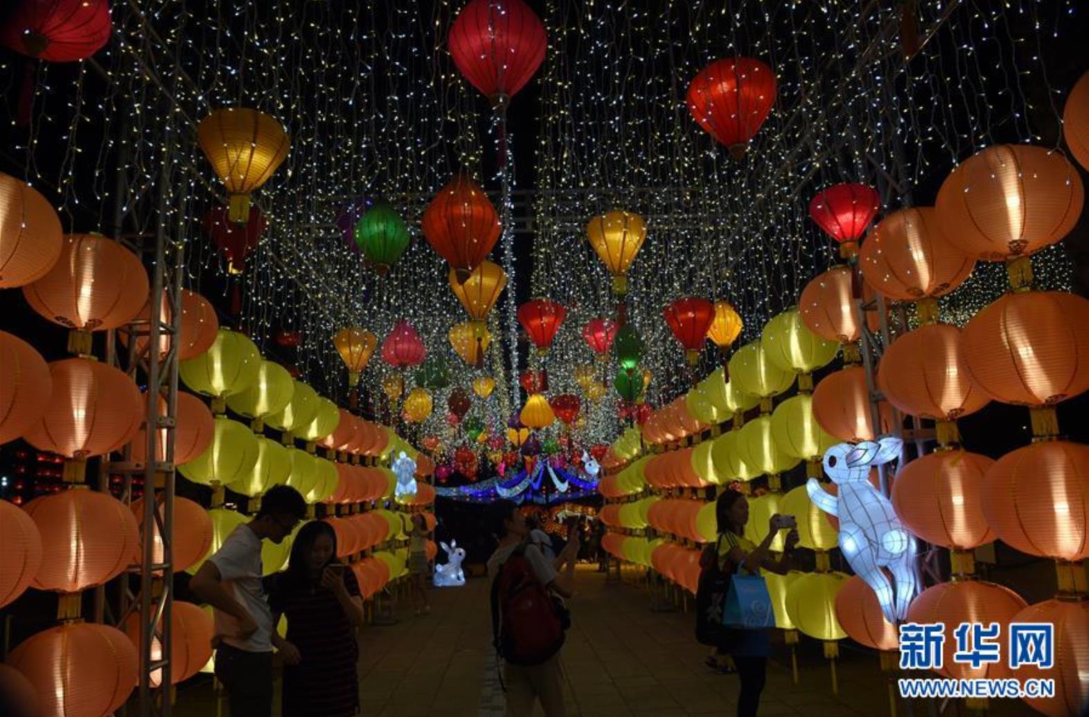 9月11日，市民和游客在香港维多利亚公园中秋彩灯会上观赏彩灯