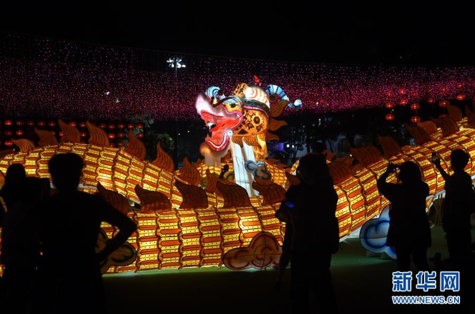 9月11日，市民和游客在香港维多利亚公园中秋彩灯会上观赏彩灯