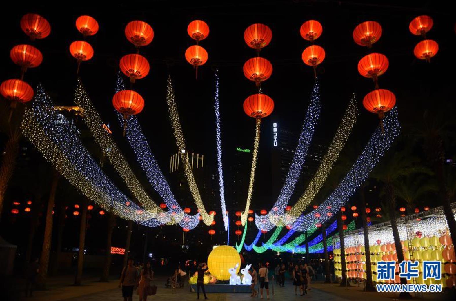　　9月11日，市民和游客在香港维多利亚公园中秋彩灯会上观赏彩灯。 新华社记者 卢炳辉 摄 ...