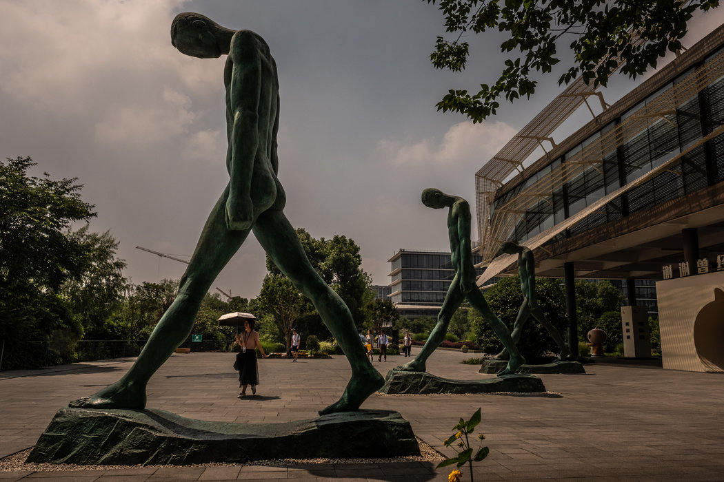 阿里巴巴杭州企业园区内的雕塑