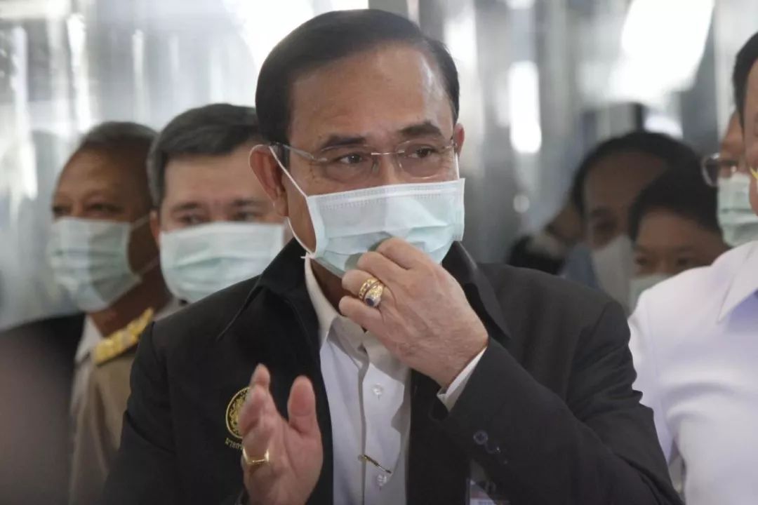泰国总理视察新冠疫情防控后发烧