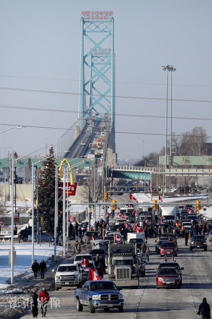 加拿大卡车司机封锁大使桥.jpg