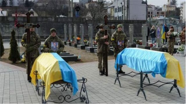 乌克兰西部城市利沃夫，当局为三名阵亡的乌克兰士兵举行葬礼