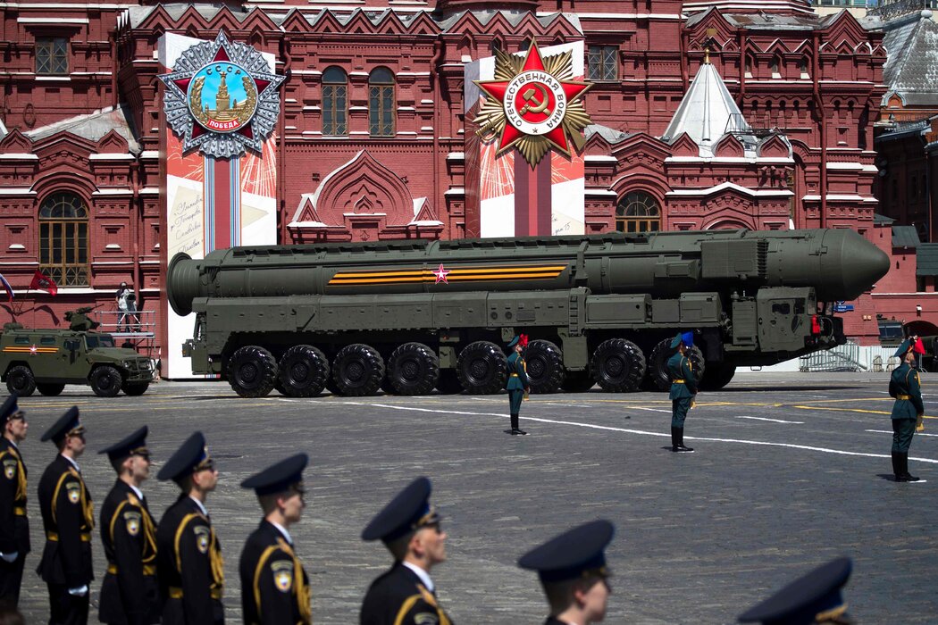 俄罗斯军队的RS-24亚尔斯弹道导弹系统在莫斯科阅兵期间穿过红场
