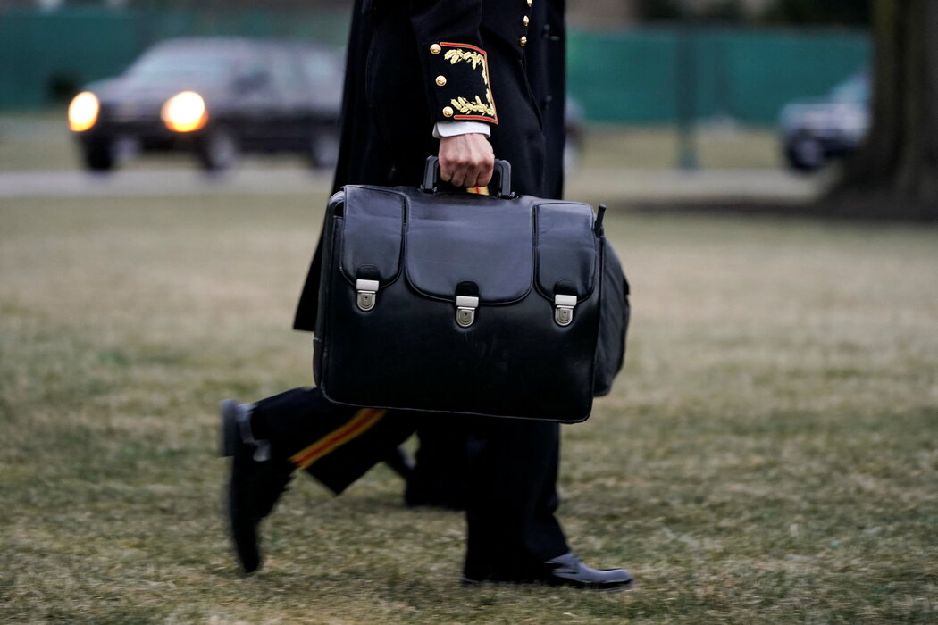 一名军官携带装有核发射密码的手提箱登上“海军陆战队一号”