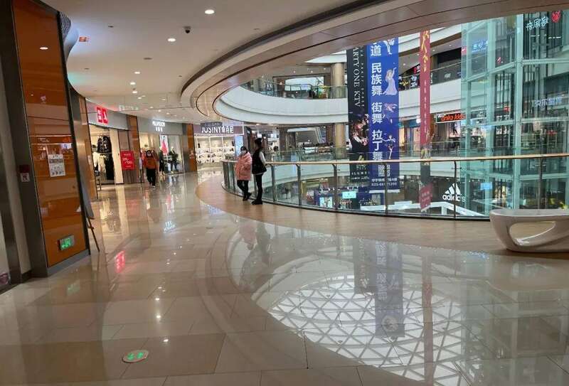 有重庆网友在重庆主城区周五晚上走访发现，重庆的商场、购物中心，普遍也都很冷冷清清，10家餐饮店里面，只 ...