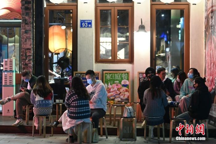 广州市荔湾区，游客在西关永庆坊旅游区一店铺门口排队等待就餐
