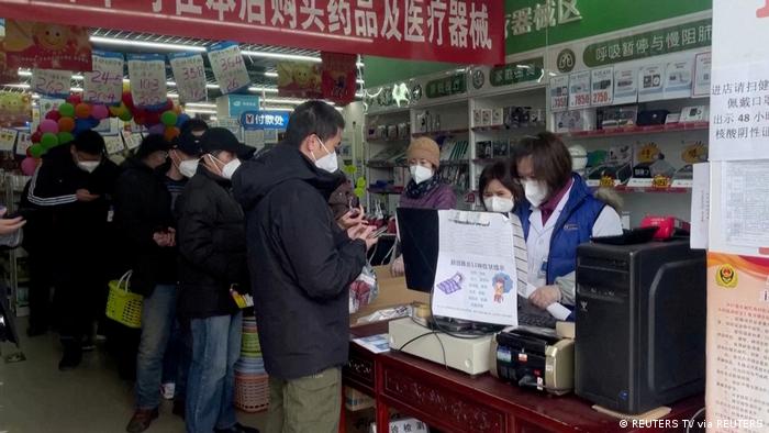 12月14日北京的一家药店，人们正在排队买药