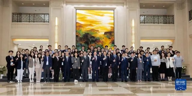 4月6日，在上海复旦大学的光华楼，马英九先生带领台湾青年学生与复旦大学师生交流座谈.jpg
