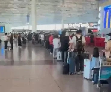 北京首都机场国际出发更是排长队