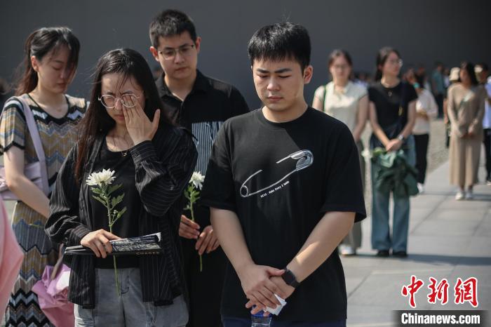 侵华日军南京大屠杀遇难同胞纪念馆中的参观者驻足默哀