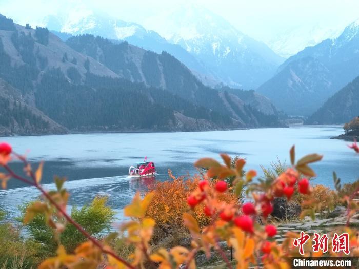 新疆天山天池风景区秋色宜人