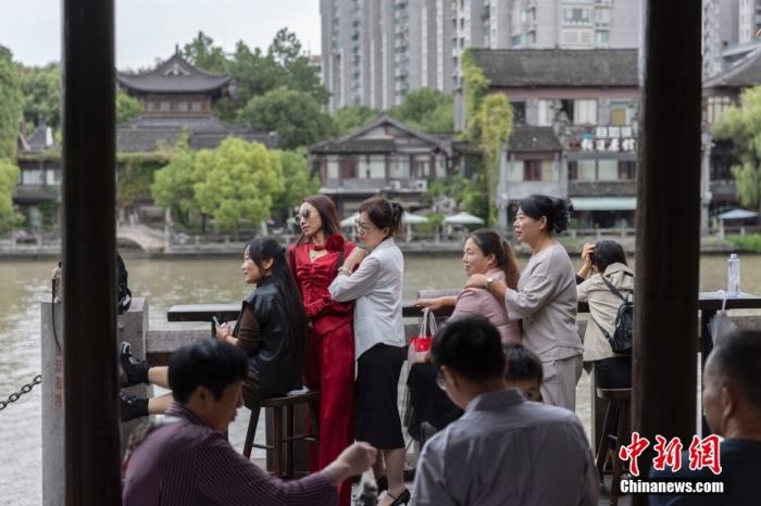 游客在京杭大运河南端的拱宸桥附近拍摄照片