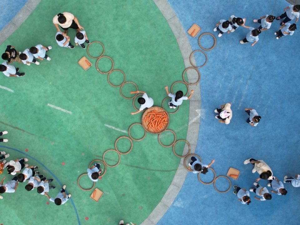 安徽合肥一所幼儿园在做“小兔运萝卜”游戏