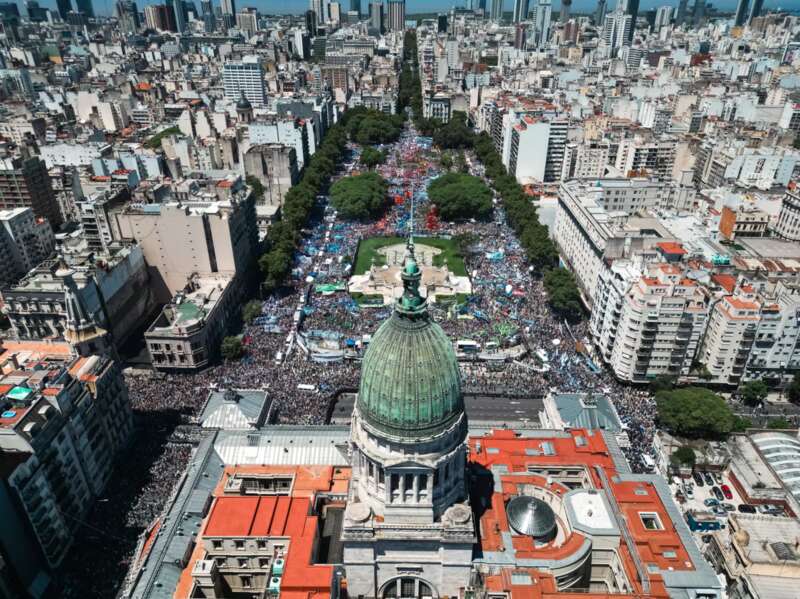阿根廷首都布宜诺斯艾利斯，人们聚集抗议